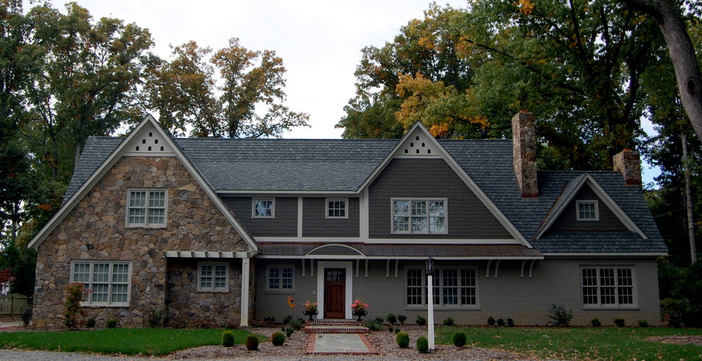 Mittelgroßes, Zweistöckiges Klassisches Einfamilienhaus mit Mix-Fassade, grauer Fassadenfarbe, Satteldach und Schindeldach in Richmond