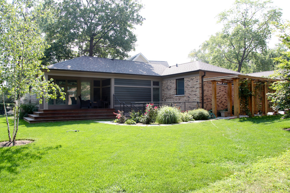 This is an example of a midcentury house exterior in Chicago.