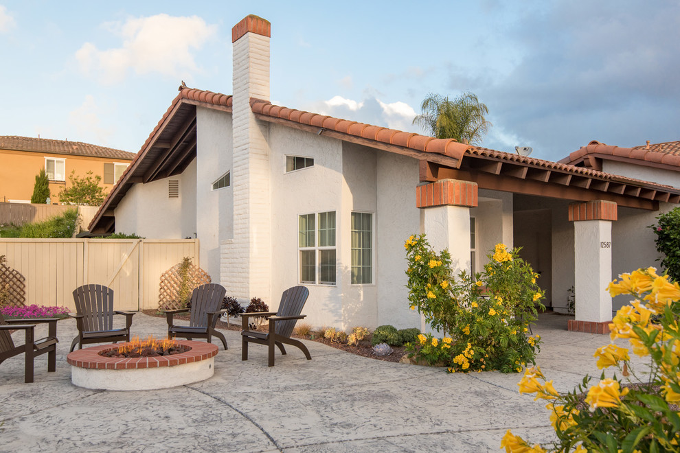 Geräumiges, Einstöckiges Modernes Einfamilienhaus mit Putzfassade, weißer Fassadenfarbe, Satteldach, Ziegeldach und rotem Dach in San Diego