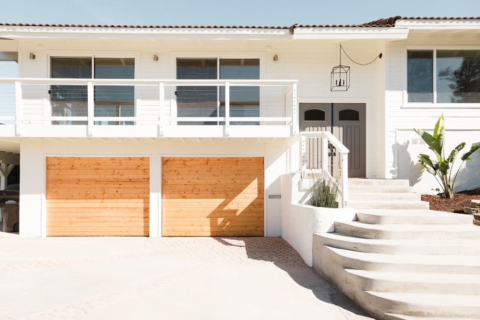 サンディエゴにあるエクレクティックスタイルのおしゃれな家の外観の写真