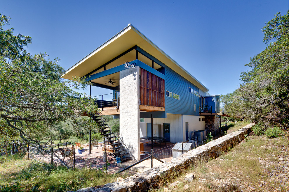 Zweistöckiges Modernes Haus mit blauer Fassadenfarbe in Austin