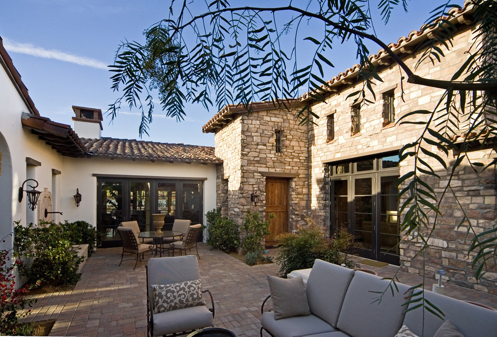ロサンゼルスにある地中海スタイルのおしゃれな家の外観 (石材サイディング) の写真