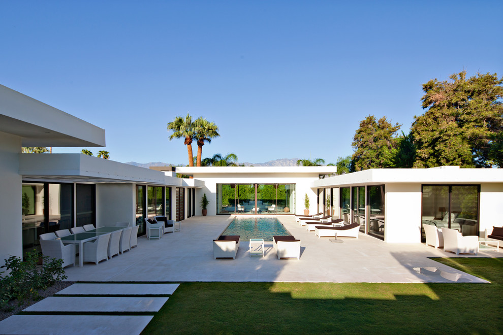 Стильный дизайн: большой, одноэтажный, белый дом в стиле модернизм - последний тренд