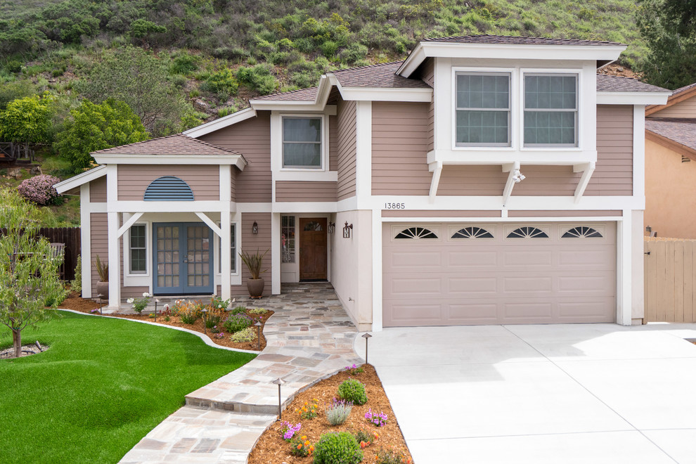 Zweistöckiges, Mittelgroßes Modernes Einfamilienhaus mit Flachdach, Mix-Fassade, brauner Fassadenfarbe, Schindeldach, grauem Dach und Verschalung in San Diego