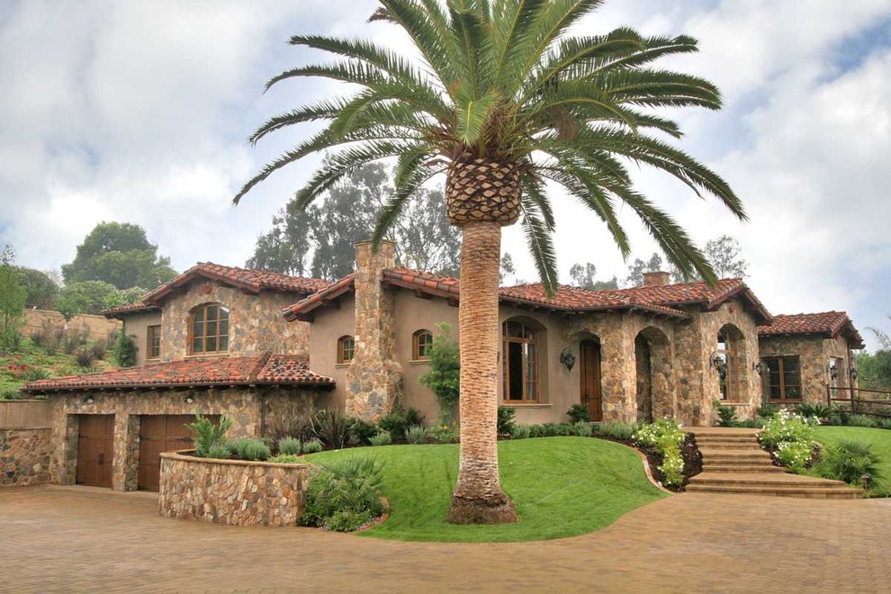 Свежая идея для дизайна: одноэтажный, большой, коричневый частный загородный дом в средиземноморском стиле с облицовкой из камня, двускатной крышей и черепичной крышей - отличное фото интерьера