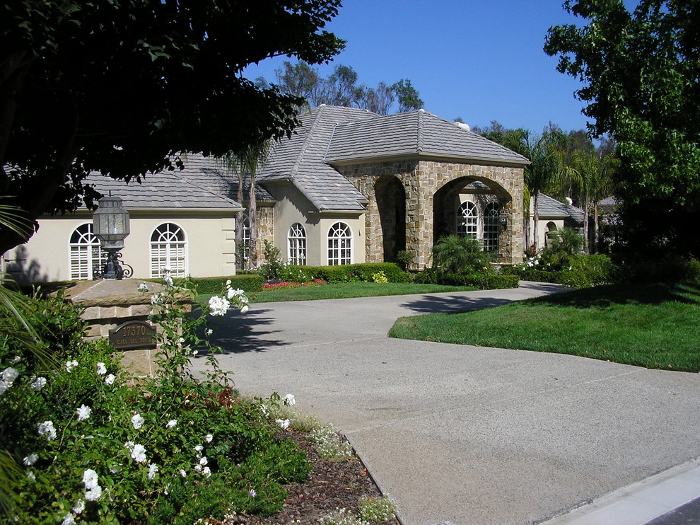 Großes, Zweistöckiges Klassisches Einfamilienhaus mit Steinfassade, beiger Fassadenfarbe, Walmdach und Schindeldach in San Diego
