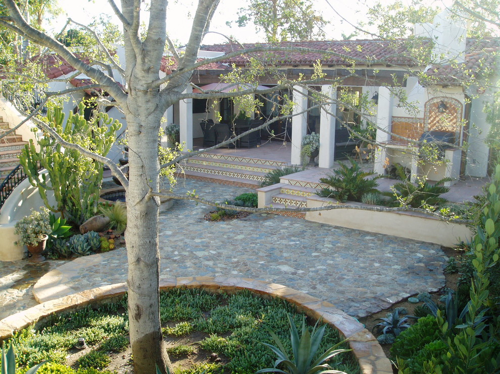 Mediterranes Einfamilienhaus mit Putzfassade, weißer Fassadenfarbe und Schindeldach in San Diego