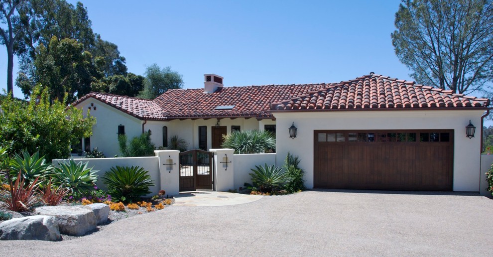 Einstöckiges Mediterranes Haus mit Putzfassade und weißer Fassadenfarbe in San Diego