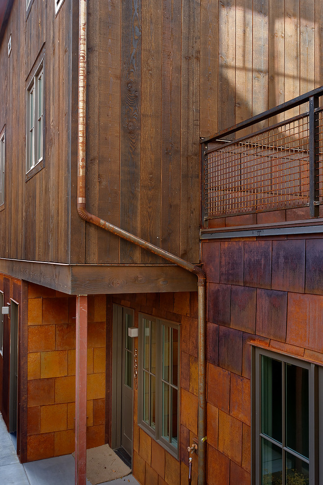 Zweistöckige Rustikale Holzfassade Haus in Denver