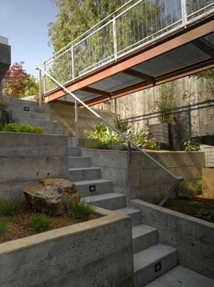 Ejemplo de fachada de casa beige minimalista de tamaño medio de dos plantas con revestimiento de estuco y tejado plano