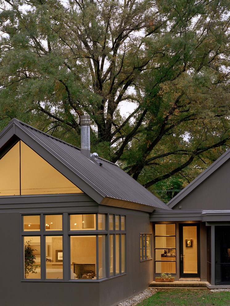 Стильный дизайн: одноэтажный дом в стиле неоклассика (современная классика) с двускатной крышей - последний тренд
