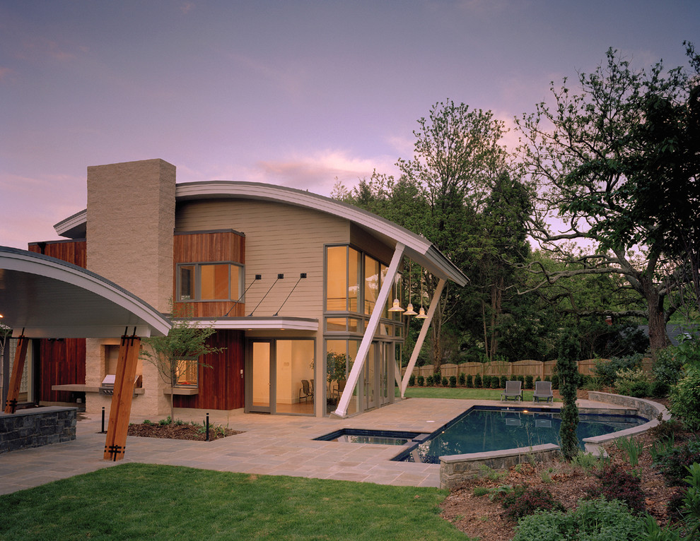 Стильный дизайн: двухэтажный, деревянный, бежевый дом среднего размера в стиле модернизм - последний тренд