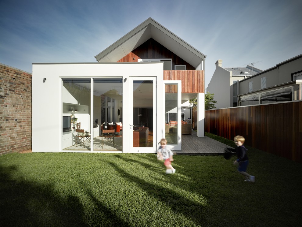 Exemple d'une façade de maison blanche tendance en bois de taille moyenne et à un étage avec un toit à deux pans.