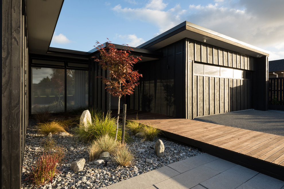 Idee per la villa nera contemporanea a un piano di medie dimensioni con rivestimento in legno, tetto piano e copertura in metallo o lamiera
