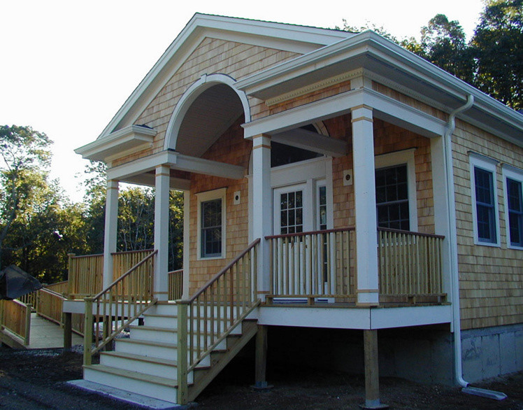 Cette photo montre une façade de maison beige craftsman en bois de taille moyenne et de plain-pied avec un toit à deux pans.