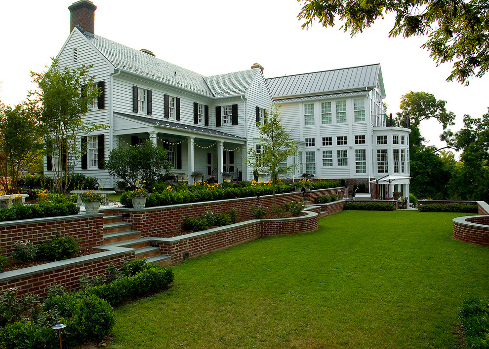 Zweistöckiges, Großes Klassisches Haus mit weißer Fassadenfarbe, Satteldach und Misch-Dachdeckung in Richmond