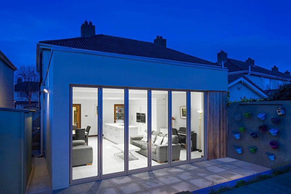 Inspiration pour une grande façade de maison blanche design en stuc à un étage avec un toit plat.