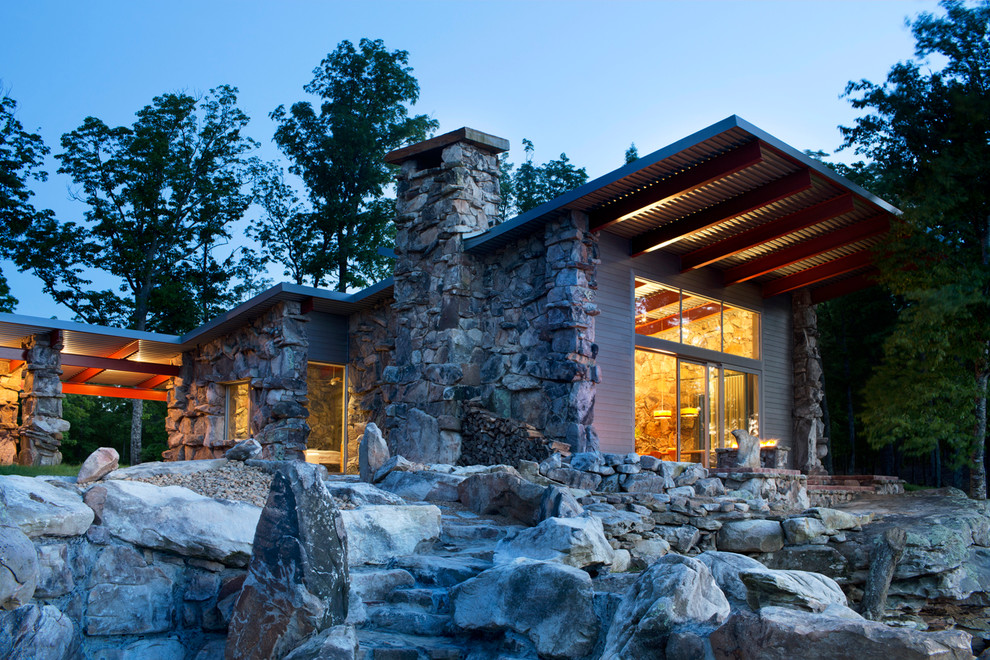 Свежая идея для дизайна: одноэтажный, коричневый дом среднего размера в современном стиле с облицовкой из камня - отличное фото интерьера