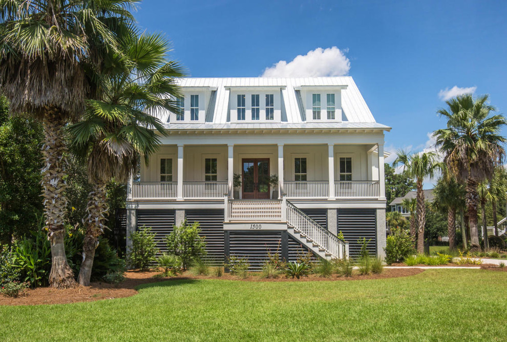 Zweistöckiges Maritimes Einfamilienhaus mit weißer Fassadenfarbe und Blechdach in Charleston