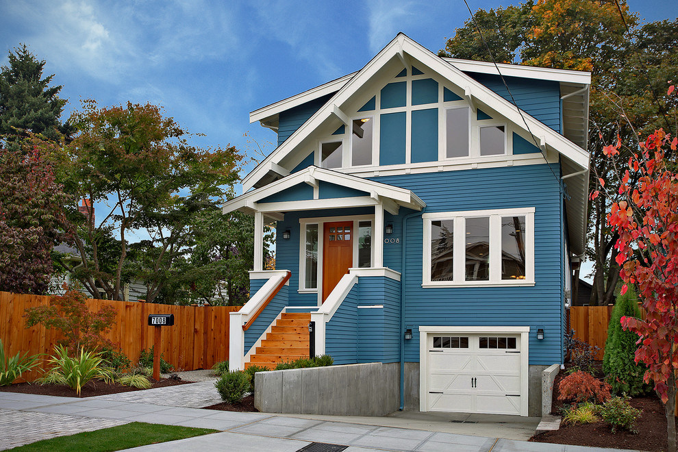 На фото: двухэтажный, синий дом в стиле кантри