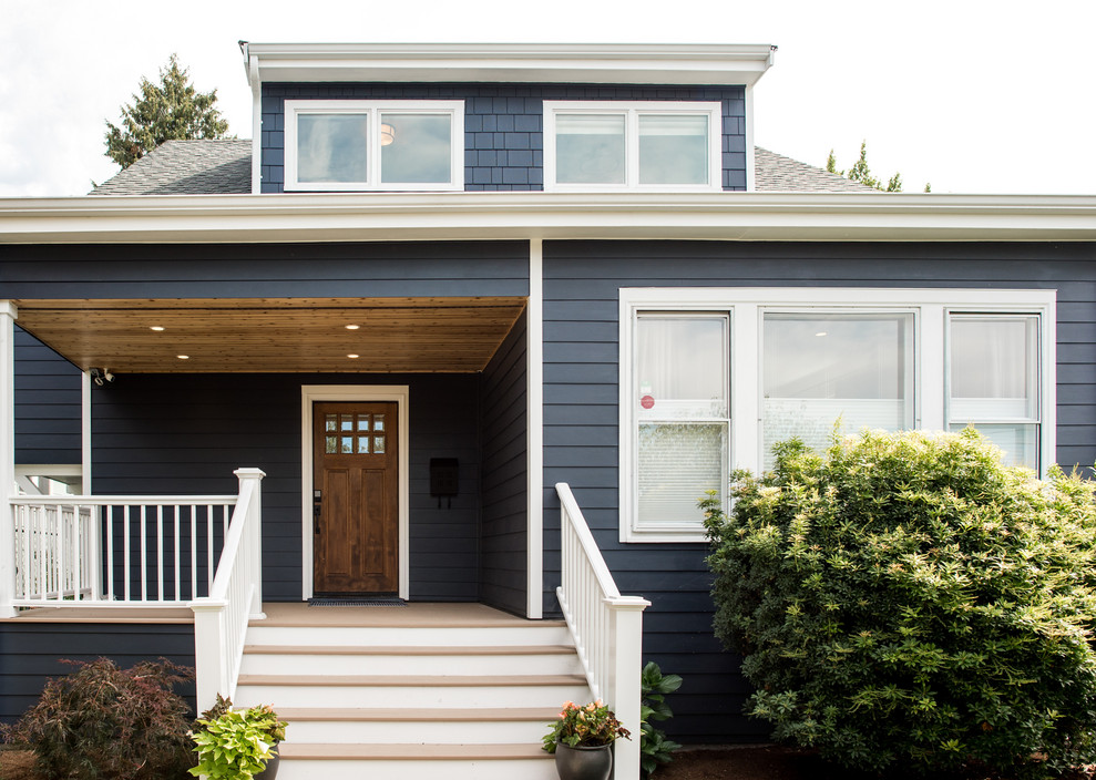 Zweistöckiges Rustikales Einfamilienhaus mit Faserzement-Fassade, blauer Fassadenfarbe, Satteldach und Schindeldach in Seattle