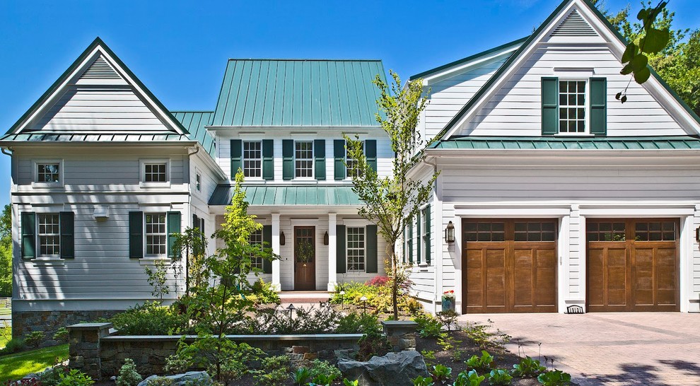 Стильный дизайн: трехэтажный, деревянный, белый, большой дом в стиле кантри с вальмовой крышей - последний тренд
