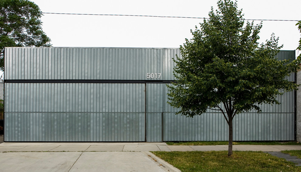 Foto della facciata di una casa industriale con rivestimento in metallo e tetto piano