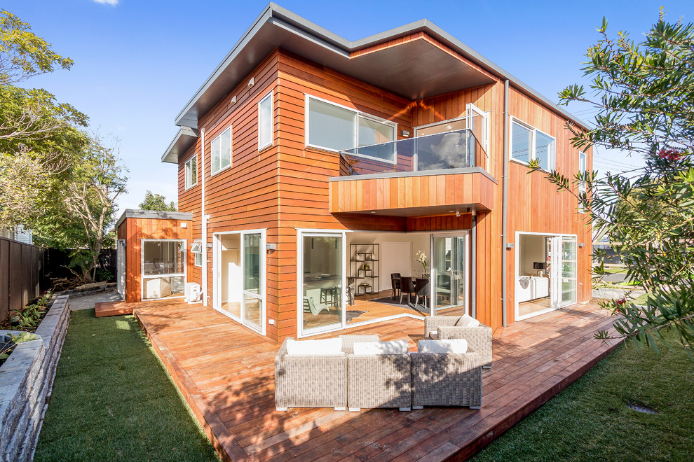 Стильный дизайн: двухэтажный, деревянный, коричневый, большой частный загородный дом в современном стиле - последний тренд