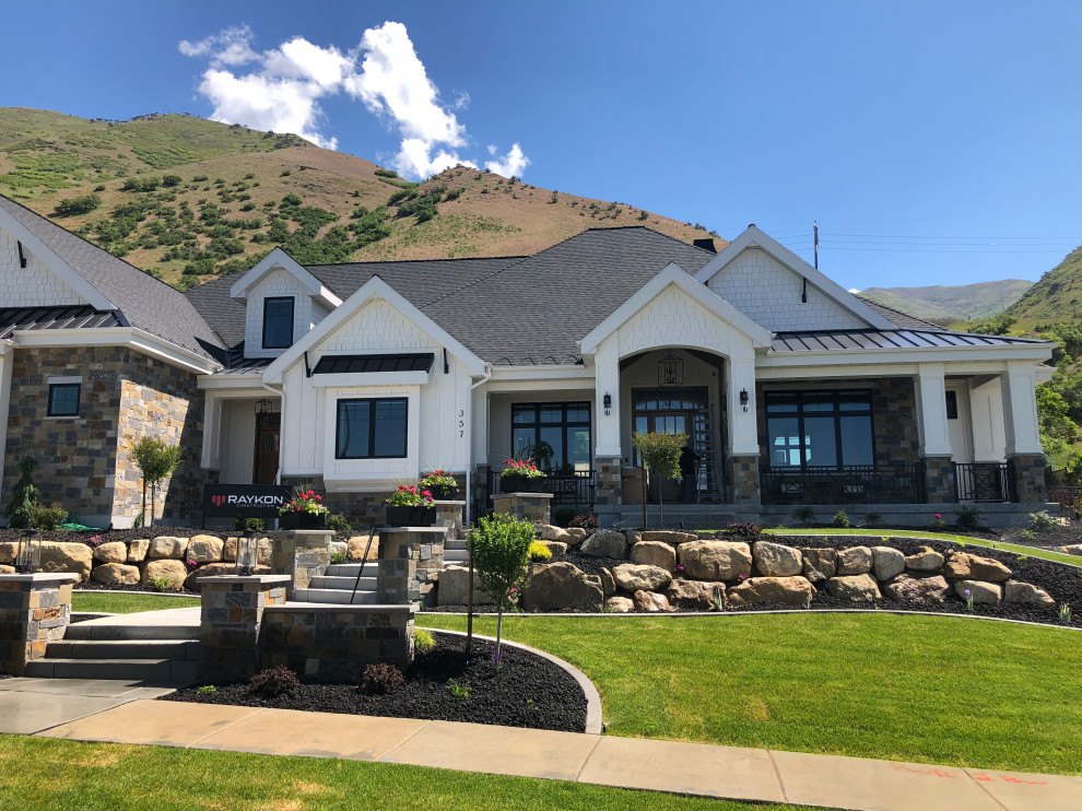 Großes Landhausstil Einfamilienhaus mit Mix-Fassade und weißer Fassadenfarbe in Salt Lake City