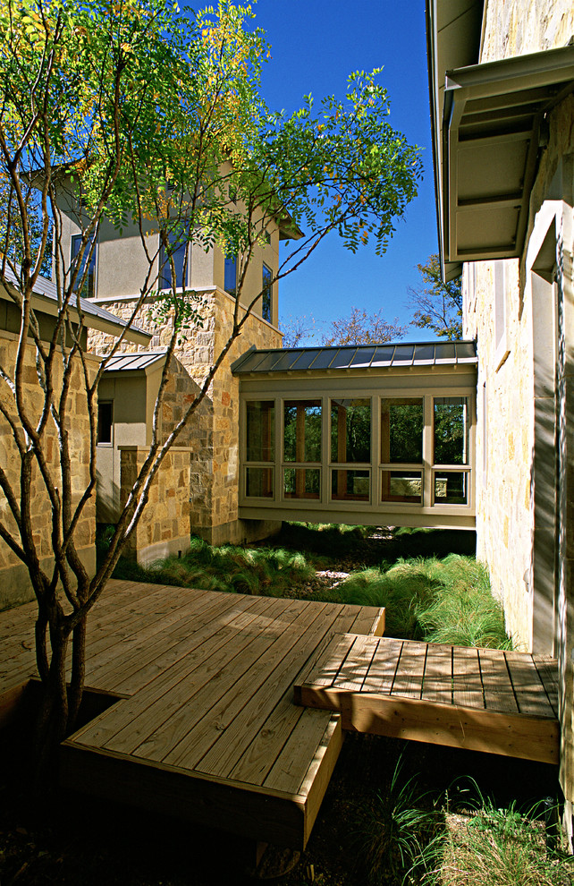 ダラスにあるコンテンポラリースタイルのおしゃれな家の外観 (石材サイディング) の写真