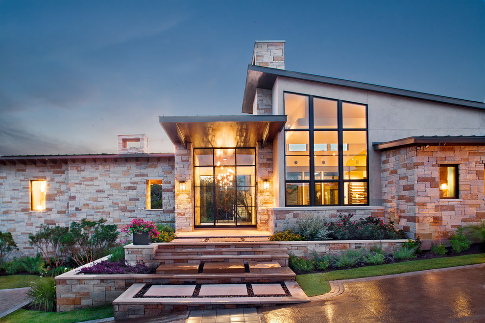 Diseño de fachada de casa beige contemporánea extra grande de una planta con revestimientos combinados y tejado de un solo tendido