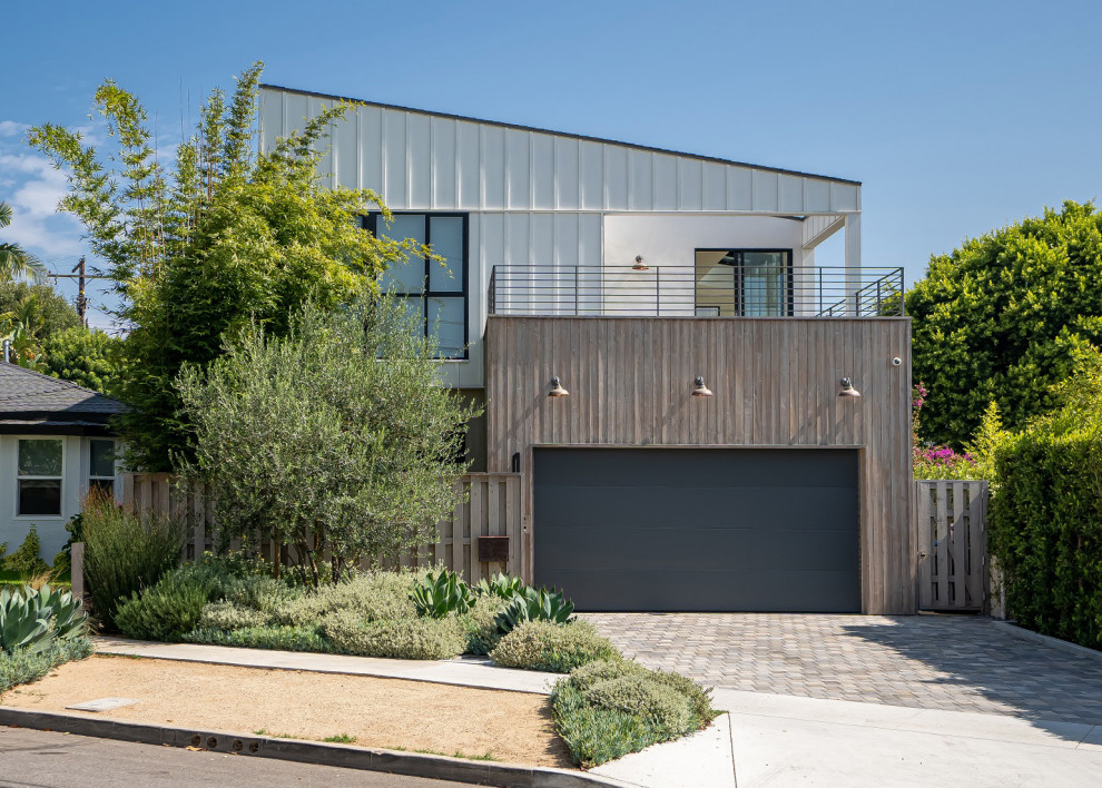Imagen de fachada de casa multicolor actual de dos plantas con tejado de un solo tendido