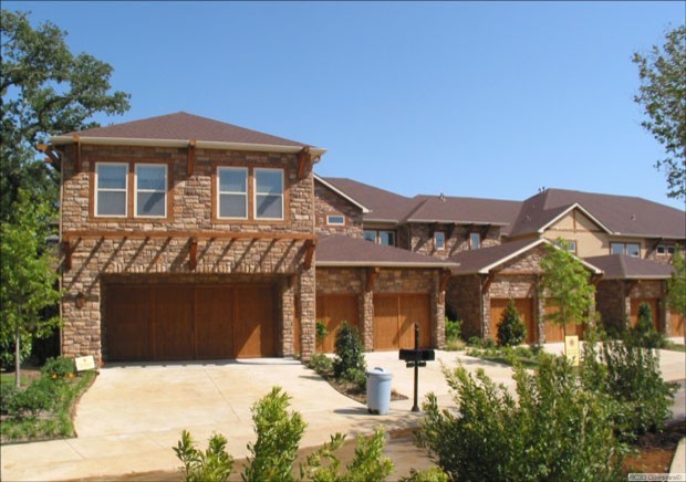 Uriges Haus mit Steinfassade und brauner Fassadenfarbe in Dallas