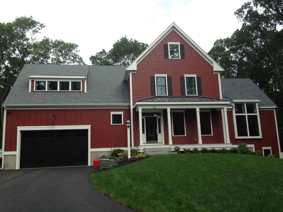 Exemple d'une façade de maison rouge chic en panneau de béton fibré.