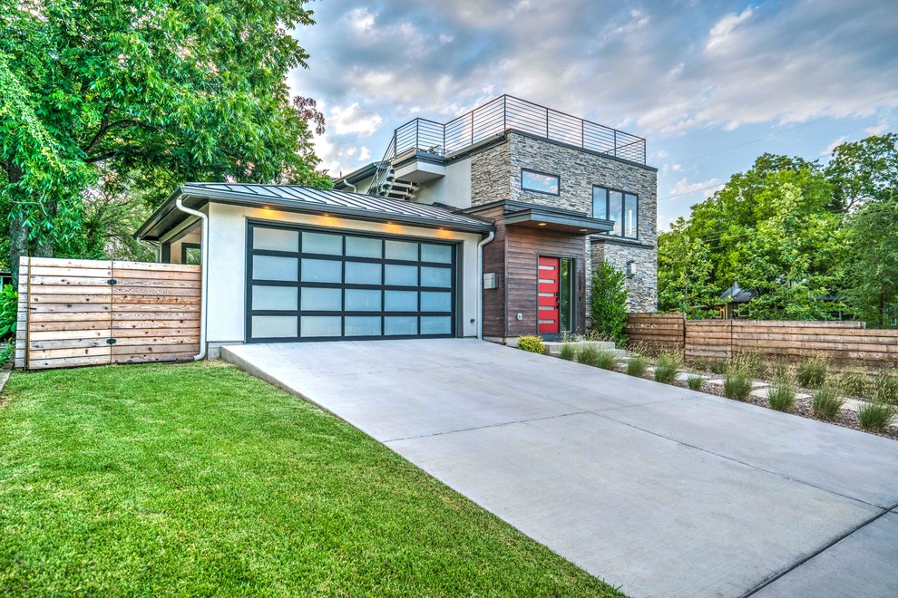 Modernes Einfamilienhaus mit Mix-Fassade, grauer Fassadenfarbe und Blechdach in Austin