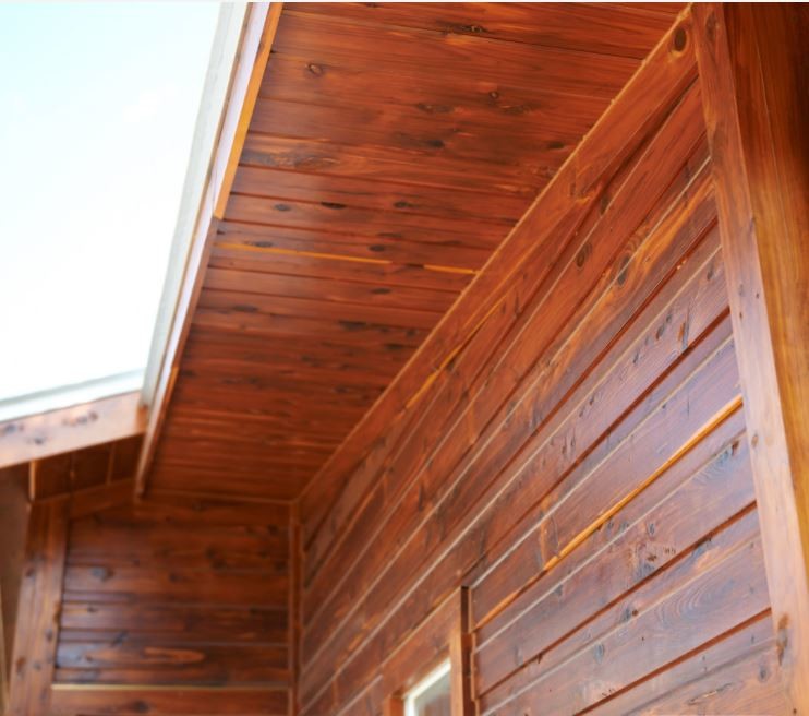 Imagen de fachada de casa marrón rústica de tamaño medio con revestimiento de madera