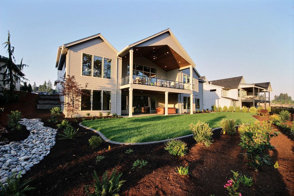 Свежая идея для дизайна: огромный, трехэтажный, серый частный загородный дом в стиле кантри с комбинированной облицовкой, двускатной крышей и крышей из гибкой черепицы - отличное фото интерьера