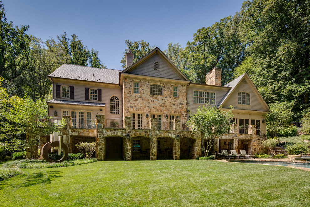 Großes, Dreistöckiges Country Haus mit Steinfassade, brauner Fassadenfarbe und Satteldach in Washington, D.C.