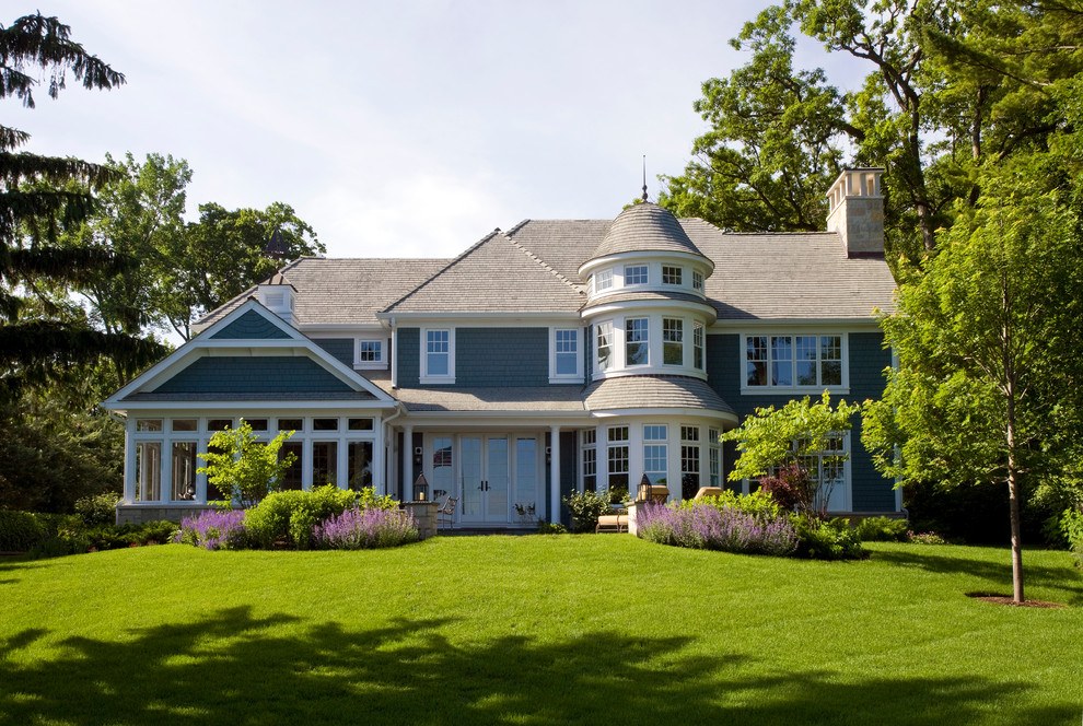 Ispirazione per la villa grande blu classica a due piani con rivestimento in legno, tetto a capanna e copertura a scandole