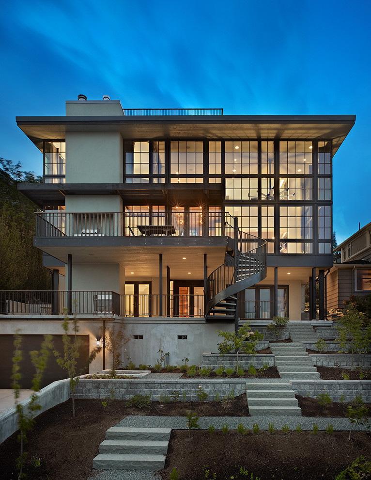 Modelo de fachada de casa contemporánea grande de tres plantas con revestimiento de vidrio