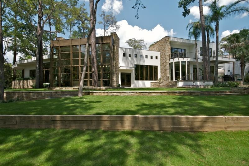 Imagen de fachada beige contemporánea grande de dos plantas con revestimiento de estuco y tejado plano