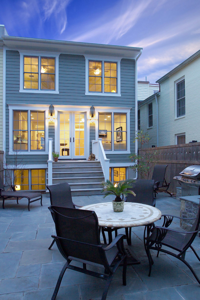 ワシントンD.C.にあるトラディショナルスタイルのおしゃれな青い家の写真