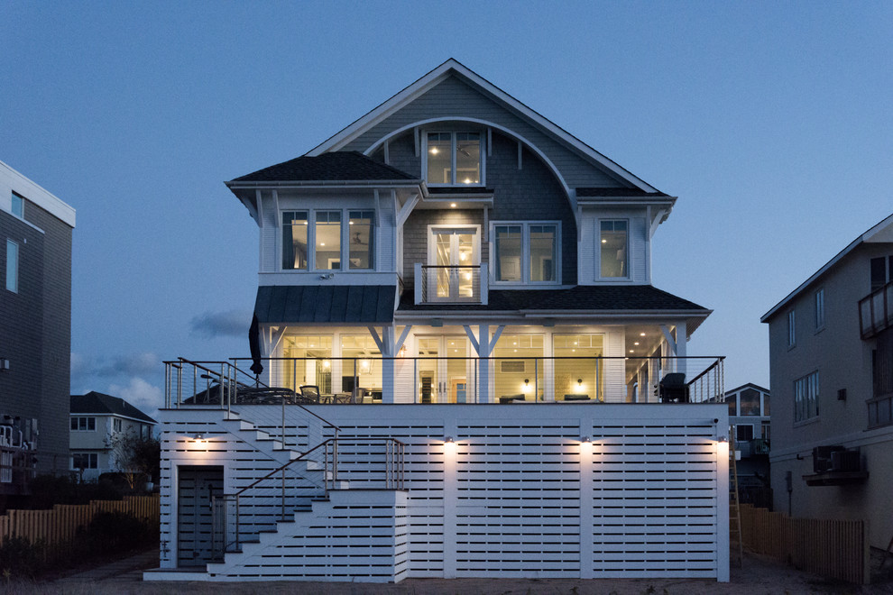 Mittelgroßes, Dreistöckiges Maritimes Einfamilienhaus mit Mix-Fassade, grauer Fassadenfarbe, Satteldach und Schindeldach in New York