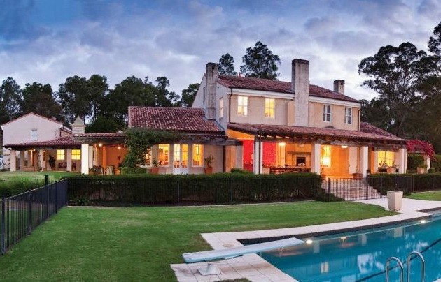 Geräumiges, Zweistöckiges Mediterranes Haus mit Betonfassade und beiger Fassadenfarbe in Brisbane