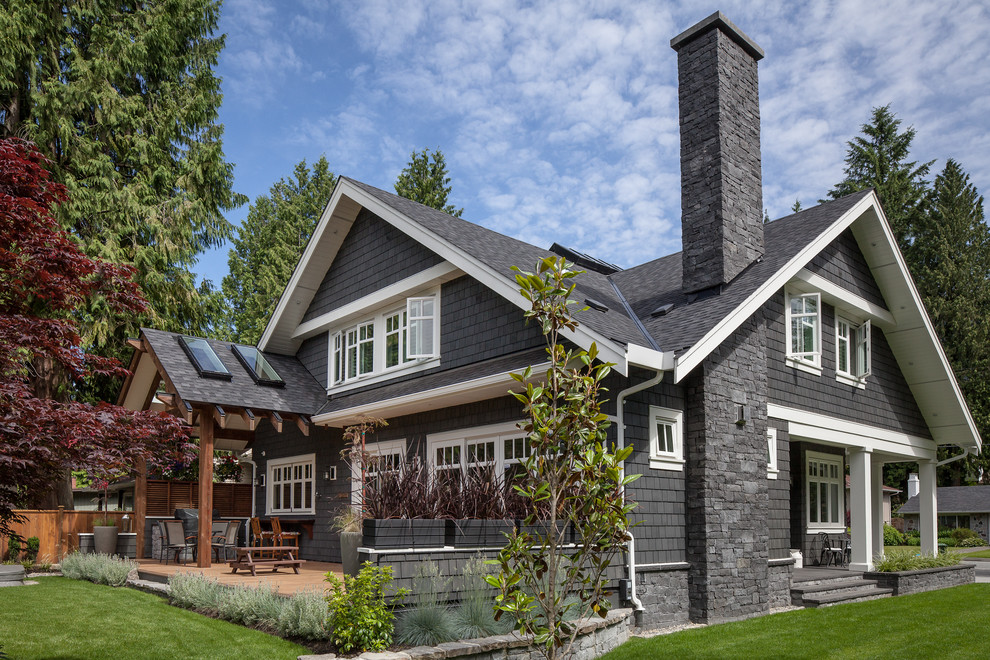 Foto de fachada de casa gris tradicional de tamaño medio de dos plantas con revestimientos combinados, tejado a dos aguas y tejado de teja de madera