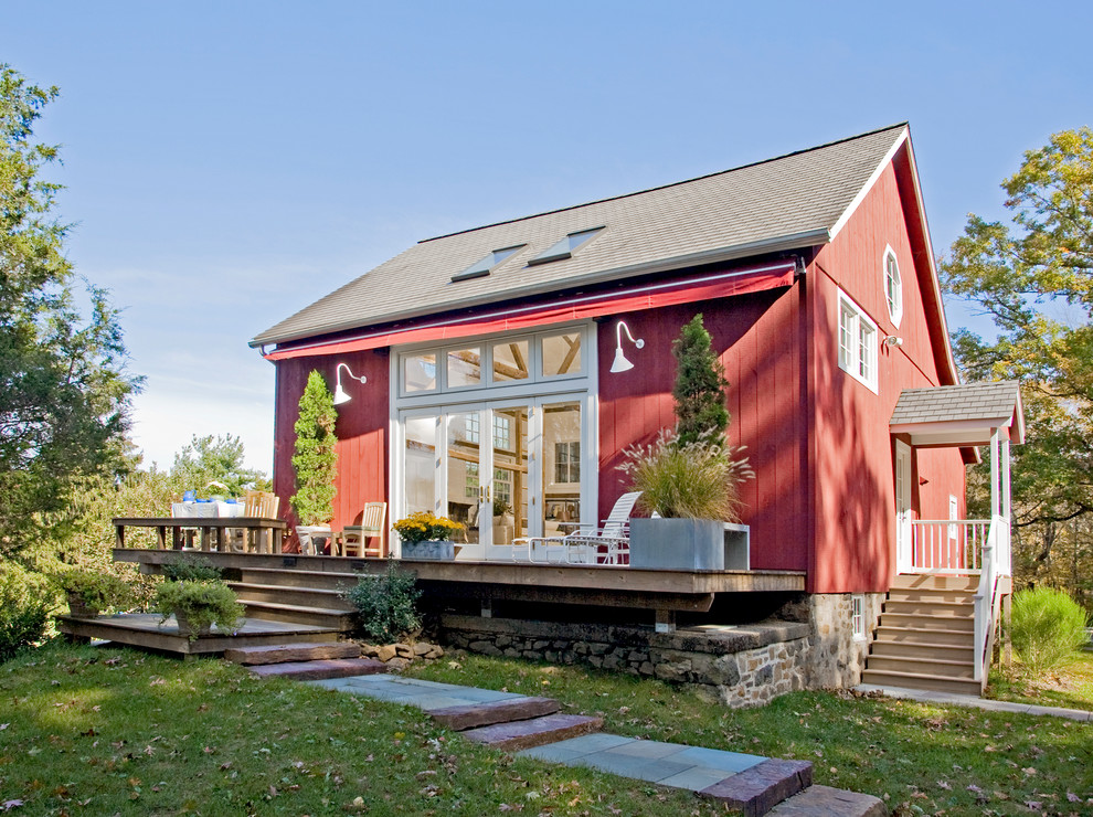 Esempio della facciata di una casa grande e fienile ristrutturato rossa country a tre piani con rivestimento in legno e tetto a capanna