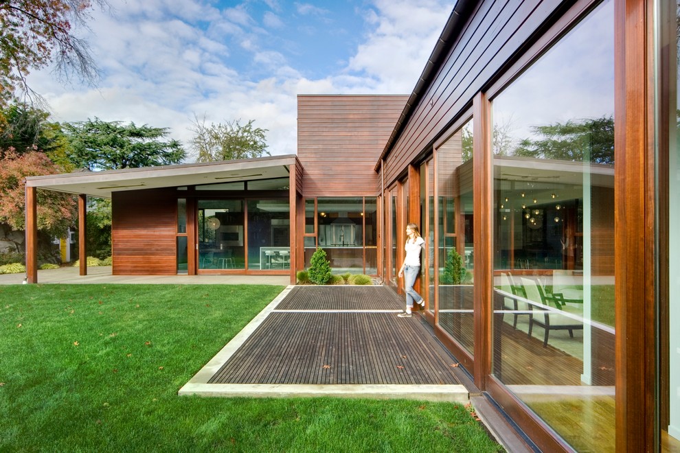 Свежая идея для дизайна: большой, деревянный дом в современном стиле с разными уровнями и односкатной крышей - отличное фото интерьера