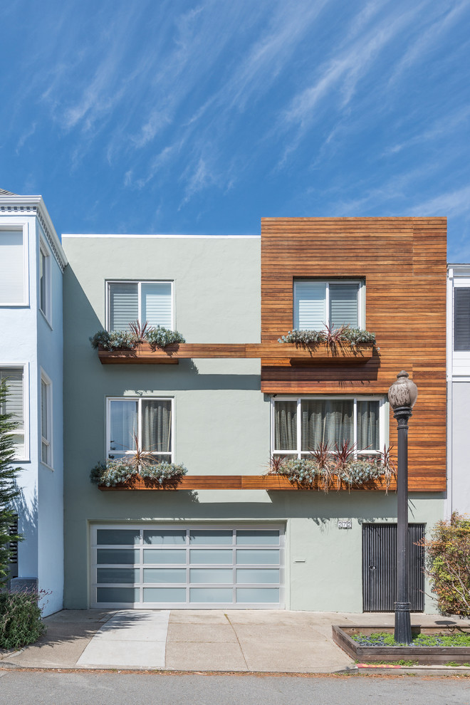 Свежая идея для дизайна: зеленый дом среднего размера в современном стиле - отличное фото интерьера