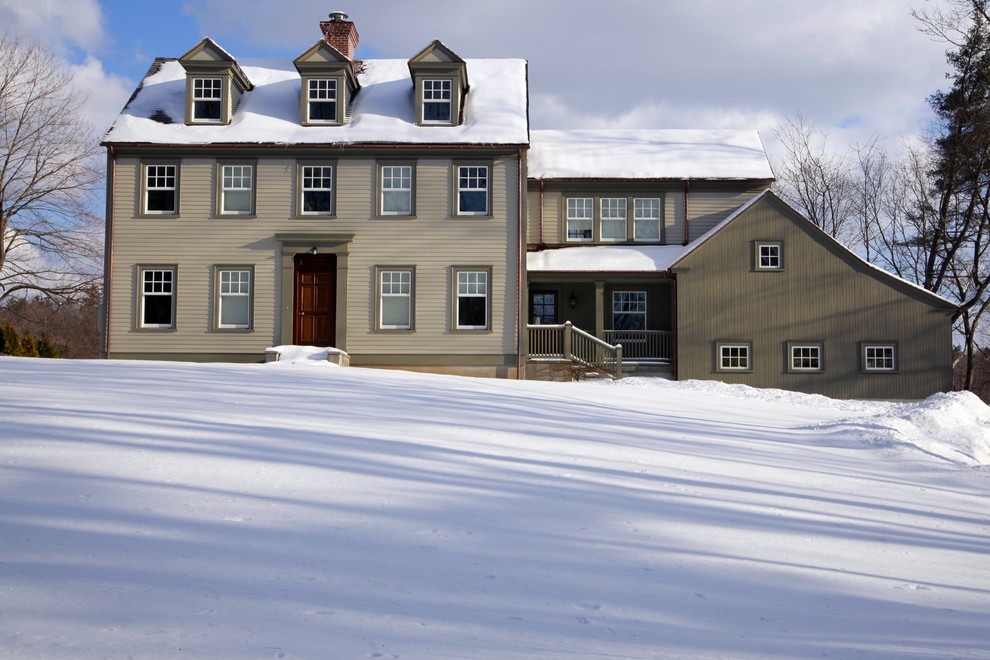 Idee per la facciata di una casa grande beige classica a tre piani con rivestimento in vinile