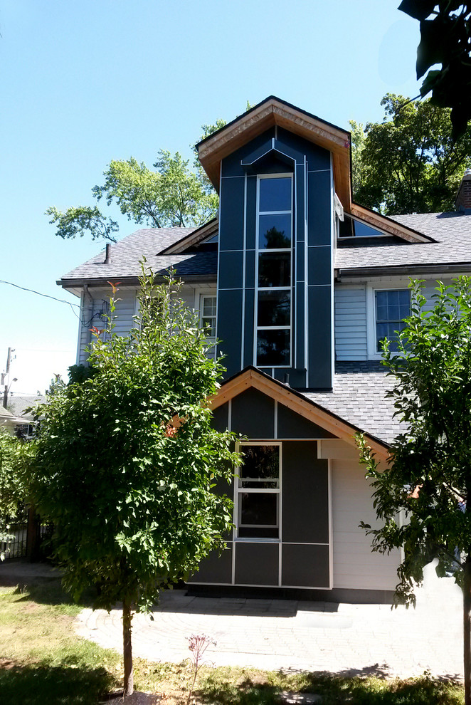 Modelo de fachada gris contemporánea pequeña de tres plantas con revestimiento de aglomerado de cemento y tejado a dos aguas